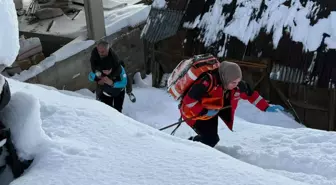 Kardan yolu kapanan köydeki KOAH hastasını, hastaneye UMKE ulaştırdı