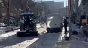 Karsta esnaf karla mücadeleye satış yaptığı traktörlerle destek verdi