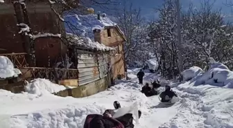 Köylülerin kar keyfi; naylon poşetlerle kaydılar