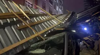 Küçükçekmece'de şiddetli rüzgar çatıyı uçurdu: Araçlar zarar gördü