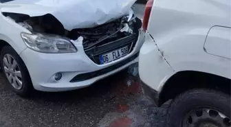 Kurtalan'da iki otomobil çarpıştı