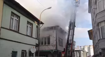 Kütahya'da depo olarak kullanılan ahşap evde çıkan yangın söndürüldü