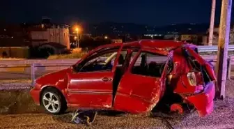 Manisa'da otomobil elektrik direğine çarptı, sürücü ağır yaralandı, eşi ile oğlu yaşamını yitirdi