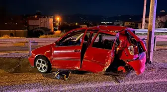 Manisa'da otomobil elektrik direğine çarptı, sürücü ağır yaralandı, eşi ile oğlu yaşamını yitirdi