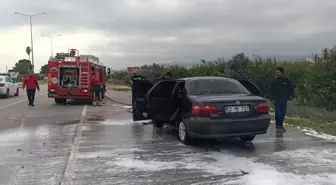 Mersin'de seyir halindeki otomobilde yangın çıktı