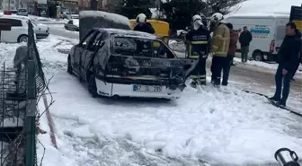 Park halindeki otomobil alev alev yandı