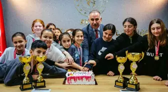 Şampiyonluk pastasını birlikte kestiler