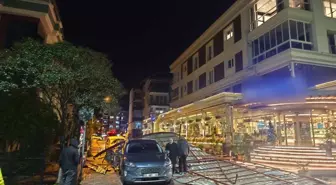 Samsun'da rüzgar çatıyı uçturdu; araçlar hasar gördü