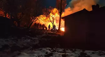 Samsun'da yangın; 2 ahşap ev kullanılamaz hale geldi