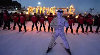 Sarıkamış şehitleri anısına meşaleli kayak gösterisi