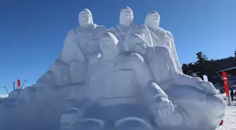 Sarıkamış şehitleri anısına yapılan kardan Türk bayrağı karanfillerle kaplandı