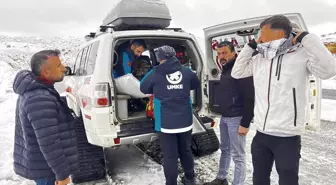 Siirt'te yolu kardan kapanan yerleşim yerlerinde hastalar, ekiplerin çalışmasıyla hastaneye ulaştırıldı