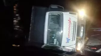 Sinop'ta rüzgarın etkisiyle devrilen tırın sürücüsü yaralandı