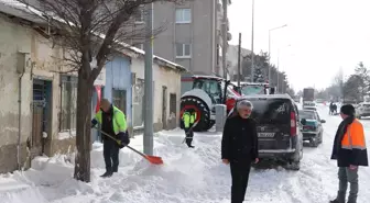 Ulaş Belediyesinin ilçedeki kar temizleme çalışmaları devam ediyor