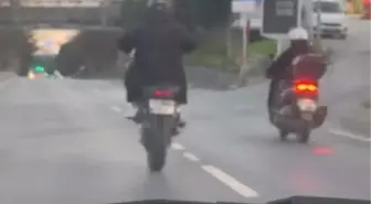 Üsküdar'da tek teker ilerlemeye çalışan motosikletli yola savruldu
