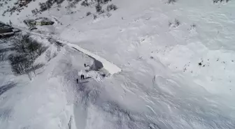 Van-Çatak kara yolunda çığ nedeniyle kar kalınlığı yaklaşık 5 metreyi aştı