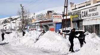 Van'da kar durdu, Erciş'te sanayi esnafı 3 gün sonra dükkan açtı