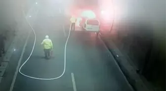 Yanan aracı trafik polisleri söndürdü