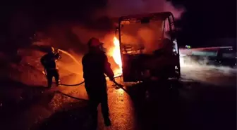 Adana'da seyir halindeki yolcu otobüsü alev alev yandı
