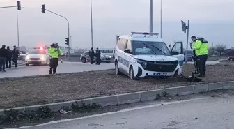 Adana'da uygulama noktasından kaçan otomobil ile çarpışan polis aracındaki 3 polis yaralandı