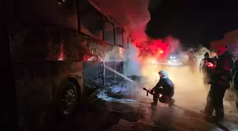Adana'da yangın çıkan otobüs kullanılamaz hale geldi
