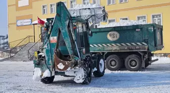 Ağrı'da kardan kapanan okulların ve kamu kurumlarının yolları açılıyor