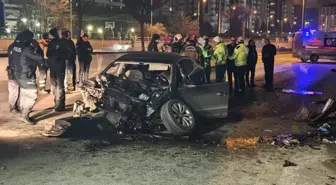 Ankara'da otomobil önce bariyere ardından da minibüse çarptı: 1 ölü, 2 yaralı
