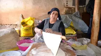 Antalyalı kadınların imece usulü yufka ekmek mesaisi