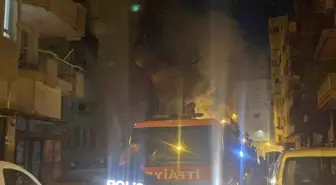 Apartman dairesi küle döndü, ev sahibi komşuların yardımıyla evden çıkartıldı