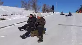 Aşkale'de dondurucu soğuklara rağmen hayat devam ediyor: Çocuklar -30'da kayarak eğlendi