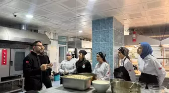 Balıkesir'de üniversite öğrencileri, zihinsel engellilerle sokak hayvanları için mama hazırladı