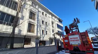 Batman'da çatılarda oluşan buz sarkıtları temizleniyor