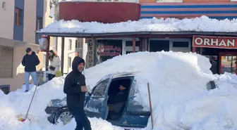 Bitlis'te vatandaşlar kar altında kalan araçlarını güçlükle çıkardı