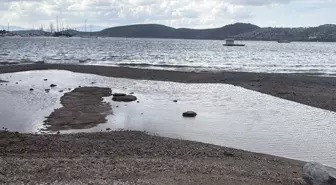 Bodrum'da deniz suyu çekildi