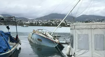 Bodrum'da su alan yelkenli tekne yan yattı
