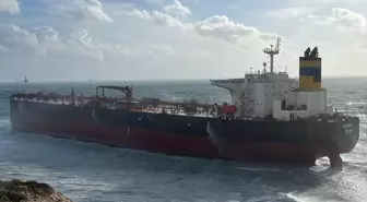 Bozcaada'da boş ham petrol tankeri fırtına nedeniyle karaya oturdu