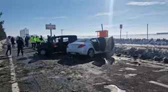 Buzlanan yolda otomobil ile hafif ticari araç çarpıştı; 12 yaralı