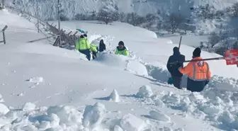 Çatak'ta çığ tehlikesine karşı küreklerle alternatif patika yol açıldı