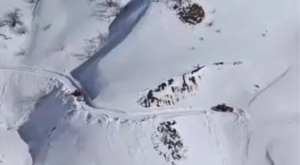 Çığın kapattığı kara yolunda mahsur kalan yolcular, köydeki taziye evinde misafir ediliyor