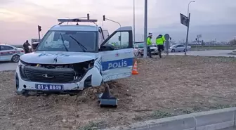 Denetleme noktasından kaçan otomobille polis aracı çarpıştı: 3 polis yaralı