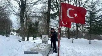 Düzce'de jandarma personeli şehitleri kabirleri başında andı