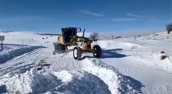 Elazığ'da kapalı köy yollarında çalışmalar sürüyor