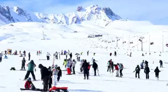 Erciyes'te kayakseverler güneşli havada kayak yapmanın keyfini çıkardı