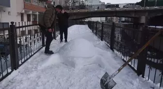 Gümüşhane'de tır şoförü kardan kaplumbağa yaptı