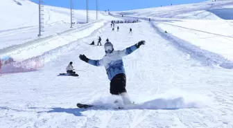 Hakkari'deki kayak merkezinde hafta sonu yoğunluğu
