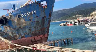 İzmir'de Demircili Sahili'ndeki hurda gemiye inceleme başlatıldı