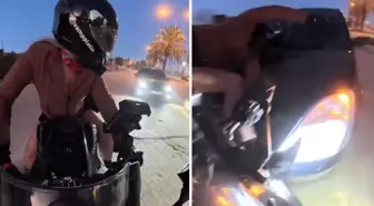 Kadın motosikletliye, arkadan gelen otomobil çarptı