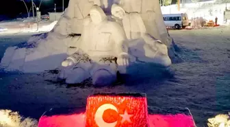 Kars'ta, Sarıkamış şehitleri anısına yapılan kardan heykeller ışıklandırıldı