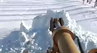 Köy yolları için zorlu mücadele: Kar kalınlığının 2 metreyi aştığı bölgede ekipler aralıksız mesai yapıyor