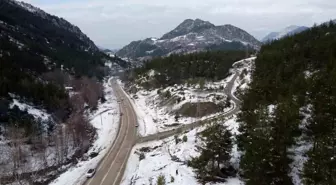 Kozan'da kar keyfi: Kardan adama sucuk ekmek ve şalgam ikram ettiler